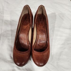 Frye Carson Mid Heels Cognac